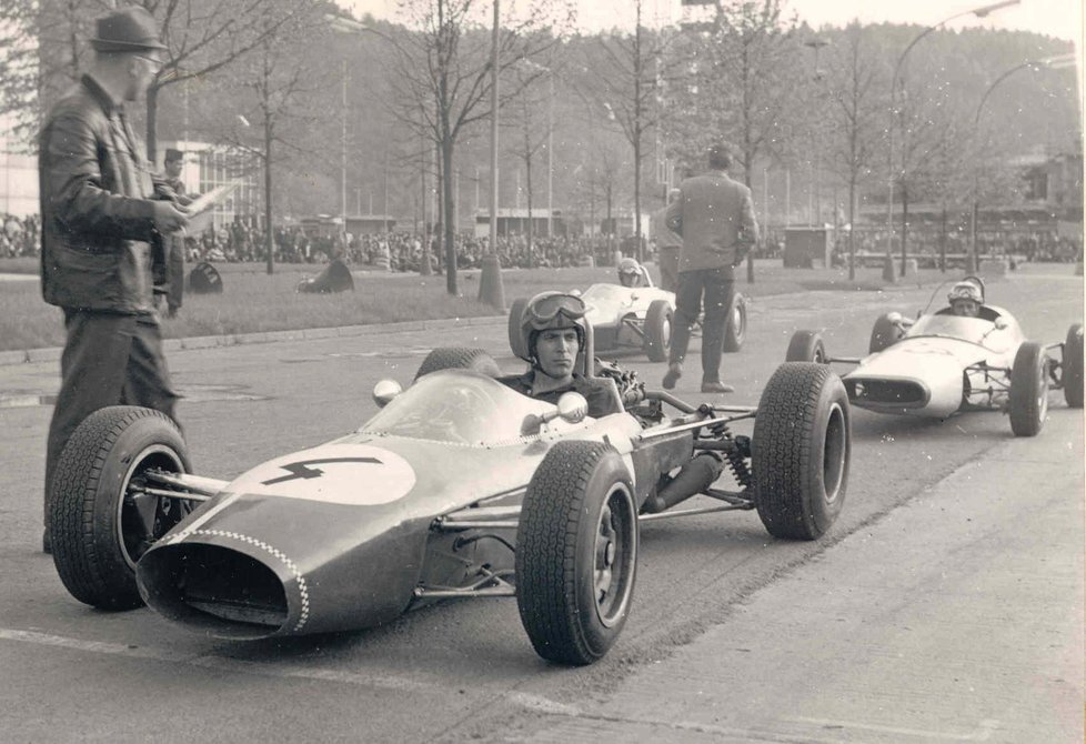 Brněnský závodník Otto Buchberger před startem závodu na výstavišti v Pisárkách v roce 1966. S formulí 3 - Drak II vlastní konstrukce dojel třetí. Jezdec se ve svém stroji představil na okruhu i o víkendu.