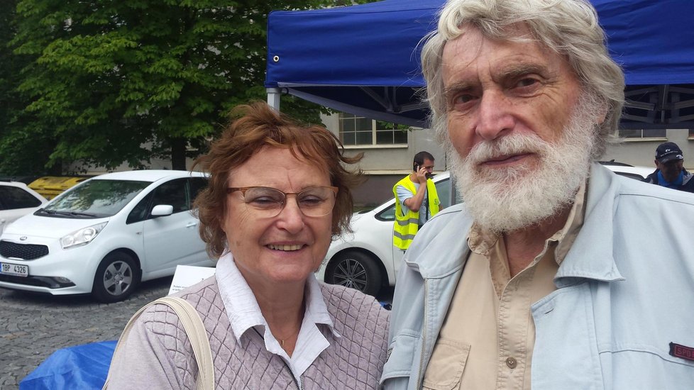 Závodník Otto Buchberger (80) se svou manželkou Annou. Žena jej vždy podporovala, sama chtěla závodit, ale pilot ji k volantu nepustil. Prý by byla za volantem moc temperamentní.