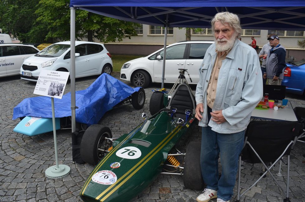 Brněnský závodník Otto Buchberger (80) v sobotu 15. července 2017 před startem závodu na výstavišti v Pisárkách u svého vlastnoručně zhotoveného vozu formule 3 - Drak II. Před 50 lety s tímto vozem dojel na zdejším zapomenutém okruhu v Pisárkách třetí.
