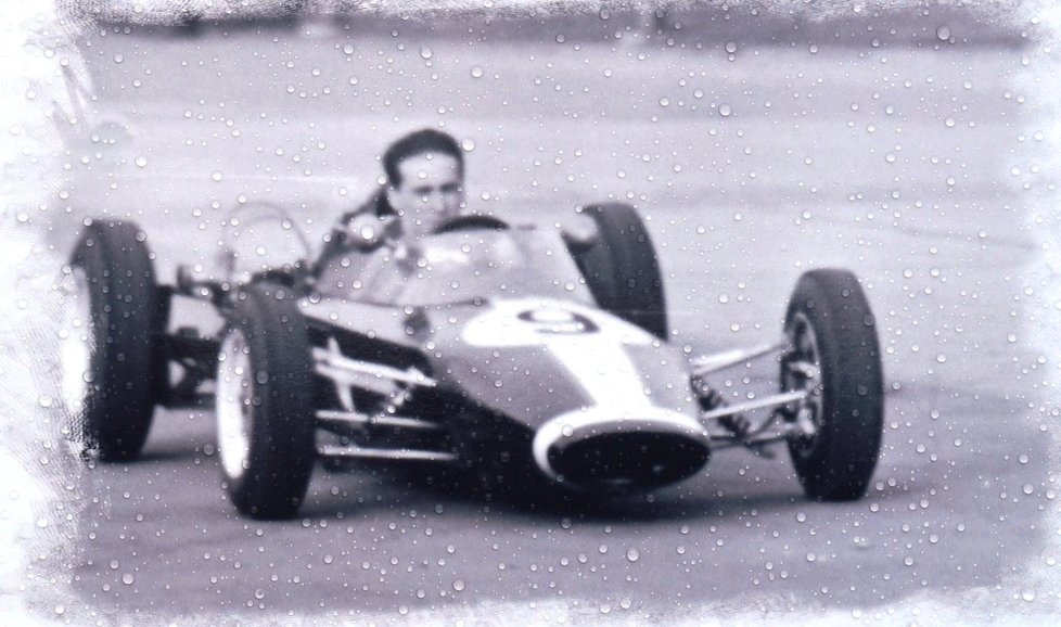 Brněnský závodník Otto Buchberger v roce 1963 při závodě na výstavišti v Pisárkách s prototypem vlastnoručně sestrojené Formule 3 - Drak I.