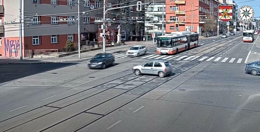 V Provazníkově ulici v Brně se dalo do pohybu špatně zabržděné auto a projelo křižovatkou!