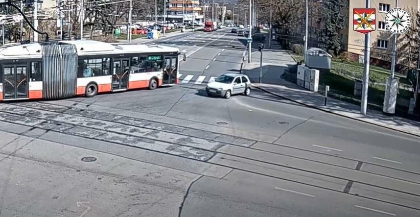 V Provazníkově ulici v Brně se dalo do pohybu špatně zabržděné auto a projelo křižovatkou!