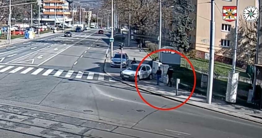 V Provazníkově ulici v Brně se dalo do pohybu špatně zabržděné auto a projelo křižovatkou!
