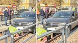 Zmatený penzista najel v Brně autem na tramvajové koleje! Spletl si cestu