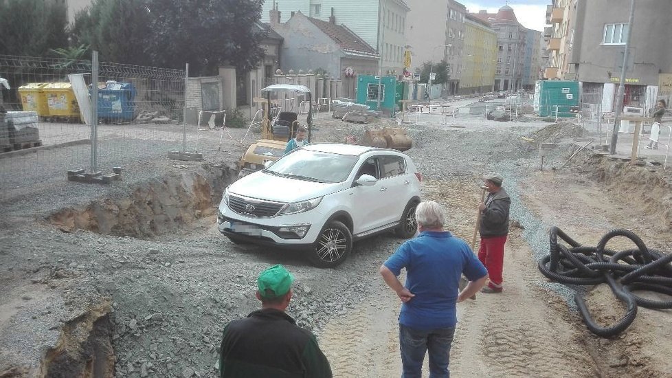 Vysvobození. Stavaři se zachovali vstřícně, ve čtvrtek nahrnuli za vůz zeminu, aby mohl z pasti. 