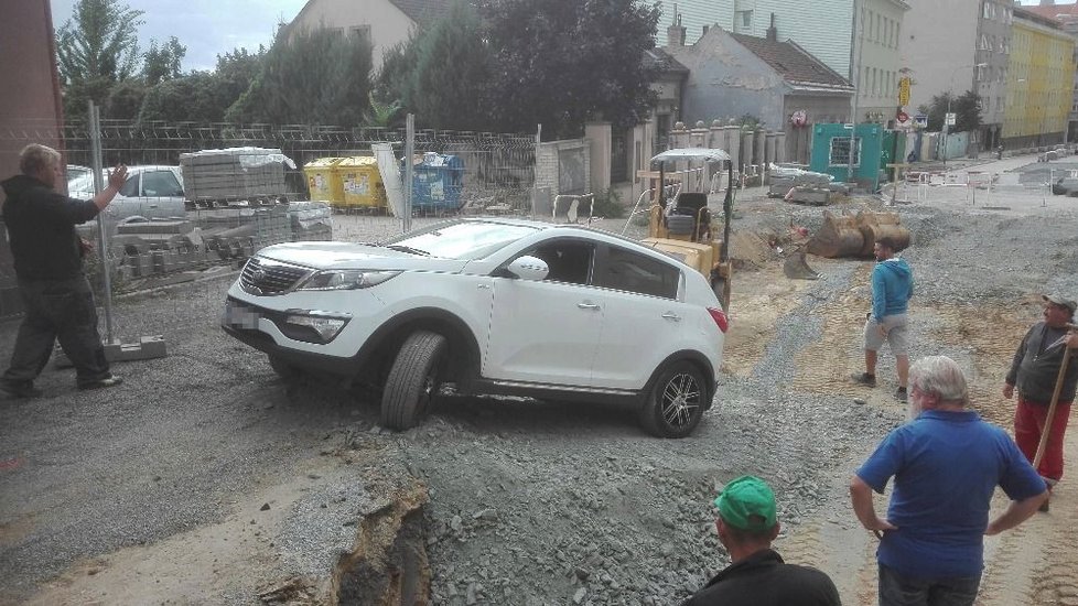 Vysvobození. Stavaři se zachovali vstřícně, ve čtvrtek nahrnuli za vůz zeminu, aby mohl z pasti. 