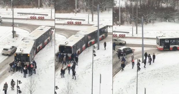 Autobus se v brněnských Bohunicích zasekl kvůli množství sněhu v kopci. Pomohli mu cestující.
