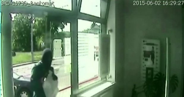 Muž v kukle vyloupil banku v Brně s pistolí v ruce