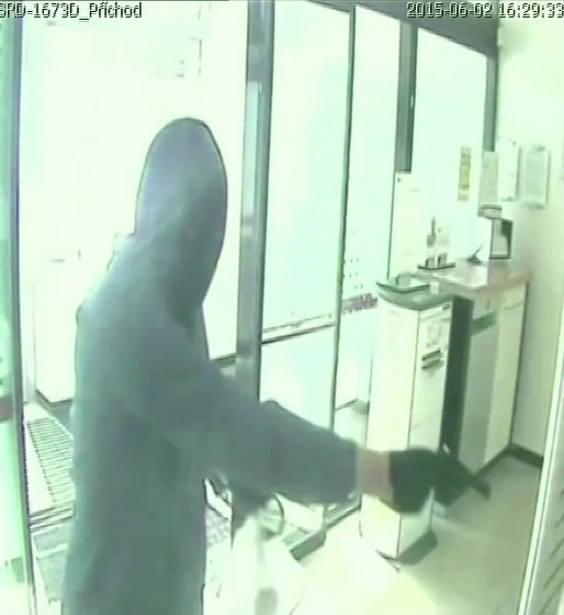 Muž v kukle vyloupil banku v Brně s pistolí v ruce