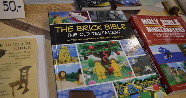 Biblický Starý zákon ztvárněný z kostiček stavebnice Lego.