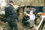 Strážníci objevili v zahrádkářské kolonii v Brně-Maloměřicích hledané pětileté děvčátko (vpravo) a jeho matku. Po ní také pátrala policie.