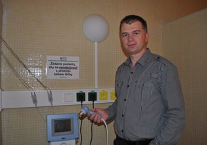 Primář Petr Konečný u ultrazvuku, který používají na rehabilitaci k mírnění bolestí