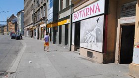 Brněnská ulice Cejl, 12 hodin: po ulici se začínají povalovat první odpadky