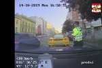 Cizince (50) hledala celá Evropa, dopadla ho brněnská policie, když ve svém žlutém ferrari nedal přednost v jízdě.