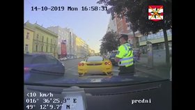 Cizince (50) hledala celá Evropa, dopadla ho brněnská policie, když ve svém žlutém ferrari nedal přednost v jízdě.