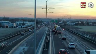 Policie ukázala nepochopitelné zmatky řidičů na dálnici u Brna. Tady mohlo jít o život Policie ukázala nepochopitelné zmatky řidičů na dálnici u Brna. Tady mohlo jít o život