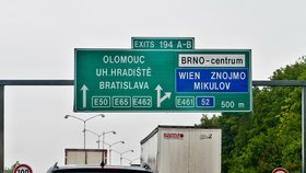 Na D1 u Brna, mezi 194. a 196. km, začali silničáři rozšiřovat pruhy - a už tak neúnosná dopravní situace se stala totální katastrofou!