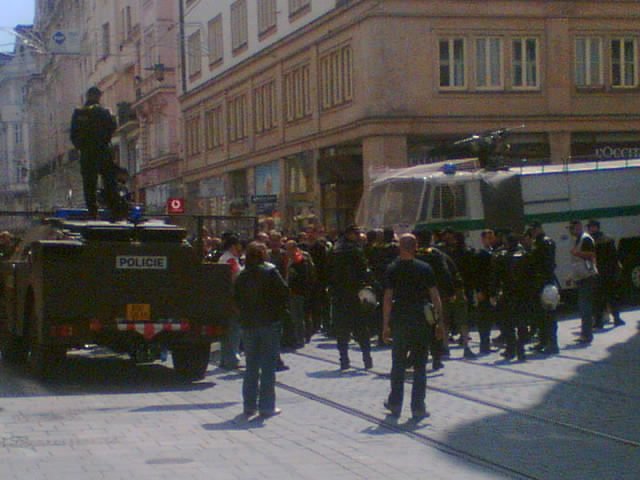 Policejní kontroly jsou na každém vstupu na náměstí.