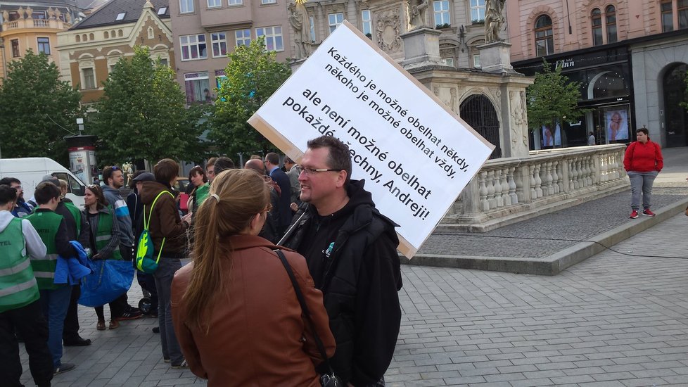 Proti Babišovi a Zemanovi demonstrují lidé i v centru Brna
