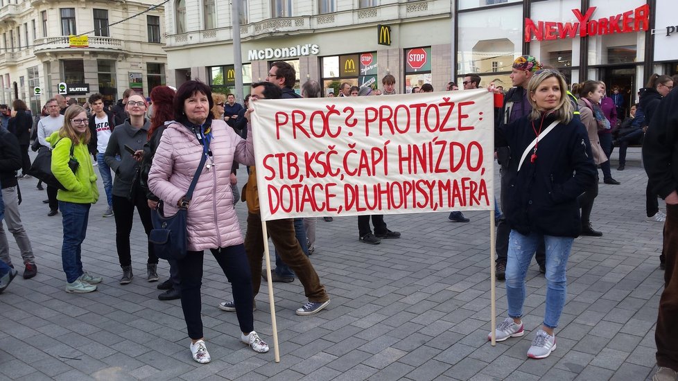 Proti Babišovi a Zemanovi demonstrují lidé i v centru Brna.