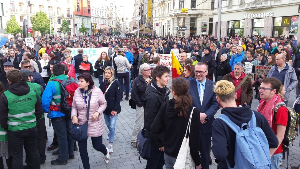 Proti Babišovi a Zemanovi demonstrují lidé i v centru Brna.