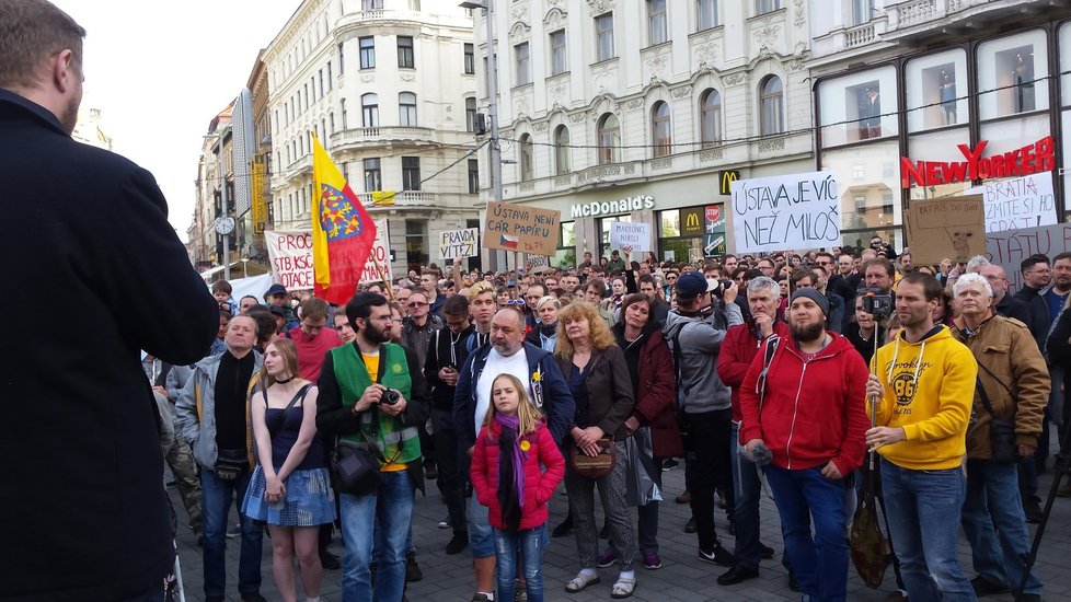 Proti Babišovi a Zemanovi demonstrují lidé i v centru Brna