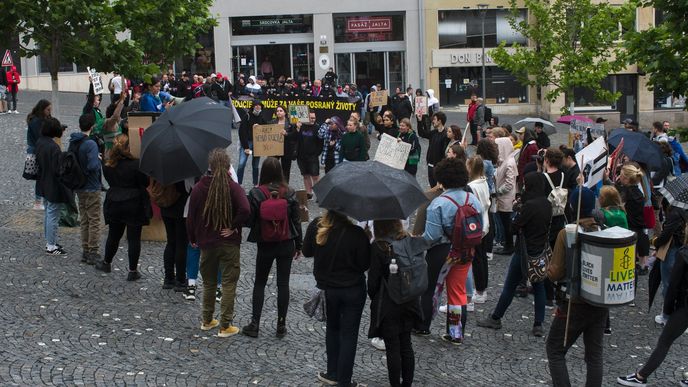 Lidé v Brně demonstrovali za solidaritu s americkými protestujícími