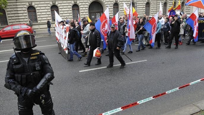 Asi 150 příznivců Dělnické strany sociální spravedlnosti a Dělnické mládeže se vydalo 1. května na pochod Brnem.