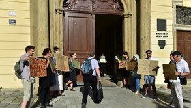 Před magistrátem v Brně se sešly dvě skupiny demonstrantů. Jedni se brali za práva romských uprchlíků z Ukrajiny, druhým se nelíbí chystaná stavba protipovodňových opatření. Bojí se vyvlastňování pozemků.