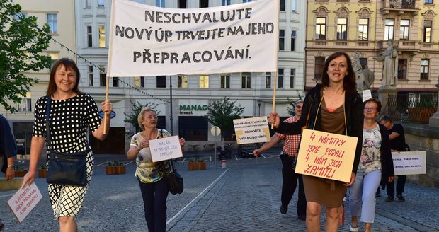 Před magistrátem v Brně se sešly dvě skupiny demonstrantů. Jedni se brali za práva romských uprchlíků z Ukrajiny, druhým se nelíbí chystaná stavba protipovodňových opatření. Bojí se vyvlastňování pozemků.