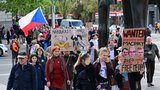 „Nejsme z tebe vyklepaní, Klempíři.“ Tisíce lidí v Česku demonstrují na podporu ČT a ČRo