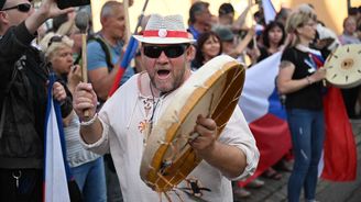 Hanba, fašisti a šamanské bubny. Stovky odpůrců v Brně křičely proti Pouti smíření se Sudetskými Němci Hanba, fašisti a šamanské bubny. Stovky odpůrců v Brně křičely proti Pouti smíření se Sudetskými Němci