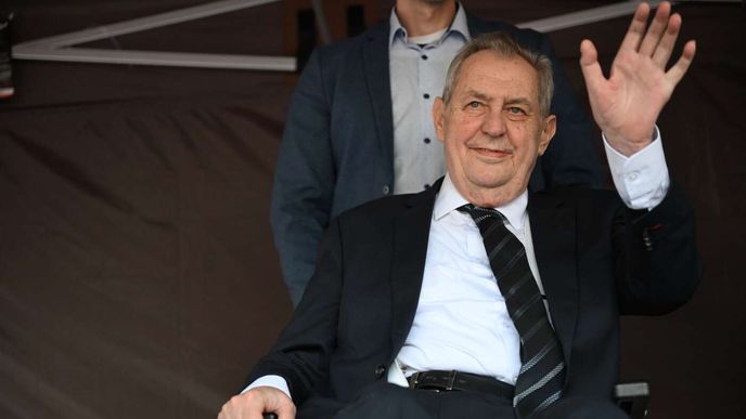 Odpůrci sjezdu sudetských Němců zaplnili Dominikánské náměstí v Brně. Odpůrci sjezdu sudetských Němců zaplnili Dominikánské náměstí v Brně.