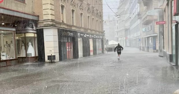 Déšť vyplavil Českou ulici v Brně.