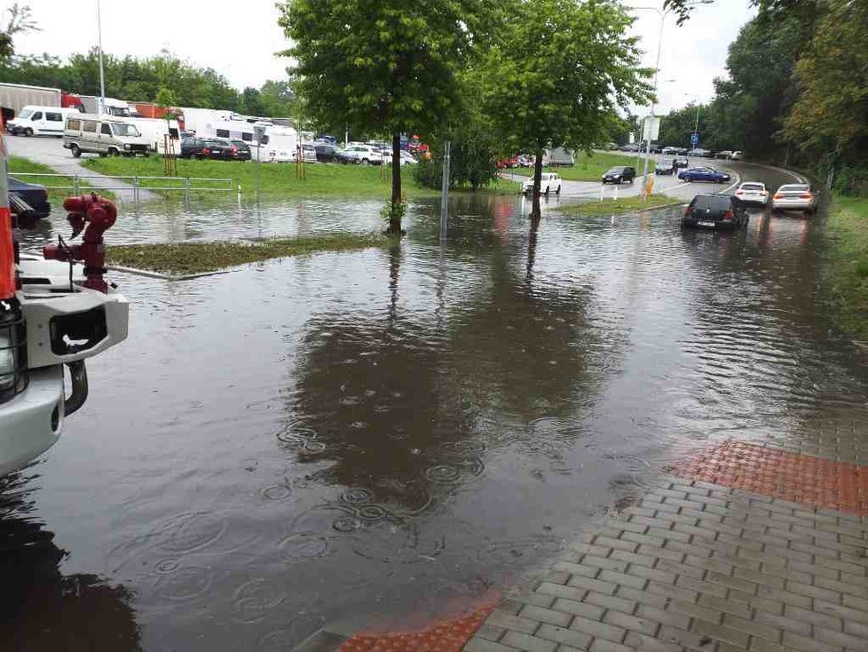 Vydatný déšť vytvořil lagunu na ulici Bohunická v Brně (9. červen 2022).