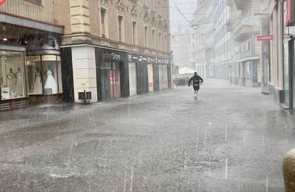 Déšť vyplavil v sobotu Českou ulici v Brně.