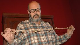 Umělecký šéf Husy na provázku Vladimír Morávek natahuje navázaný provaz, aby ukázal na nesmyslné škrtání v brněnské kultuře