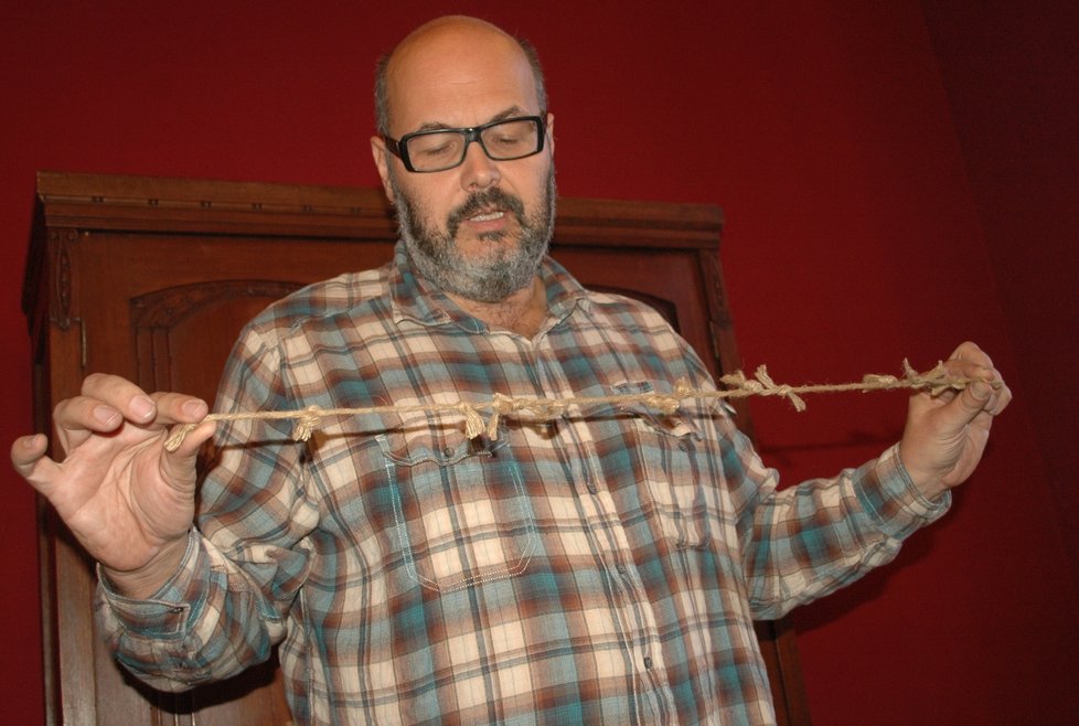 Umělecký šéf Husy na provázku Vladimír Morávek natahuje navázaný provaz, aby ukázal na nesmyslné škrtání v brněnské kultuře