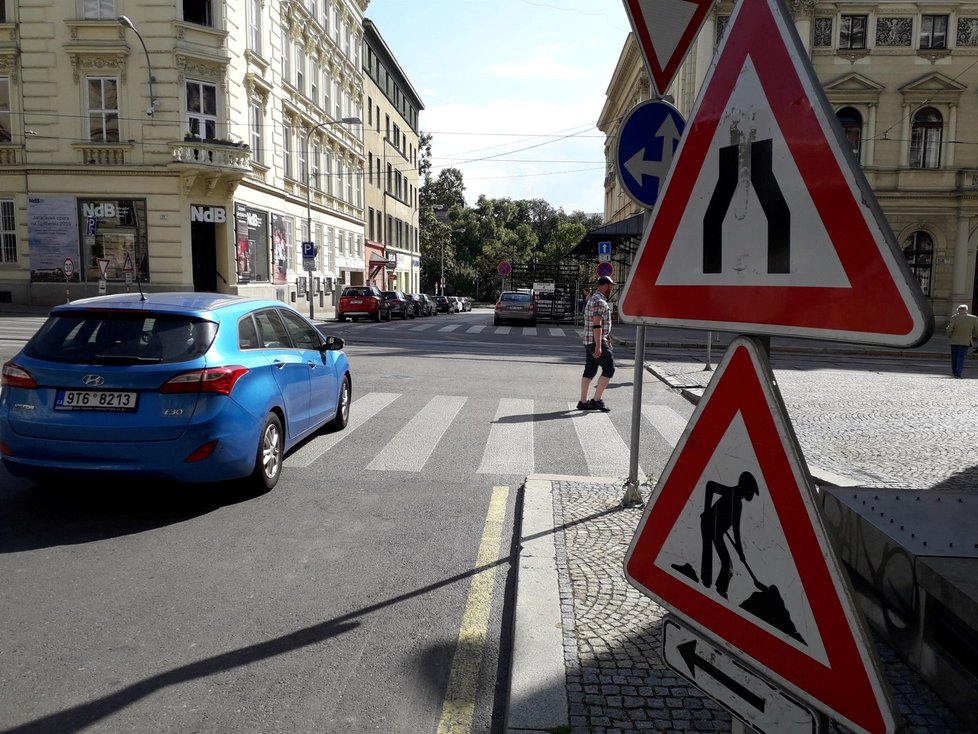 Místo památek čekají v létě na turisty v ulicích rozkopaného Brna všudypřítomné dopravní značky.