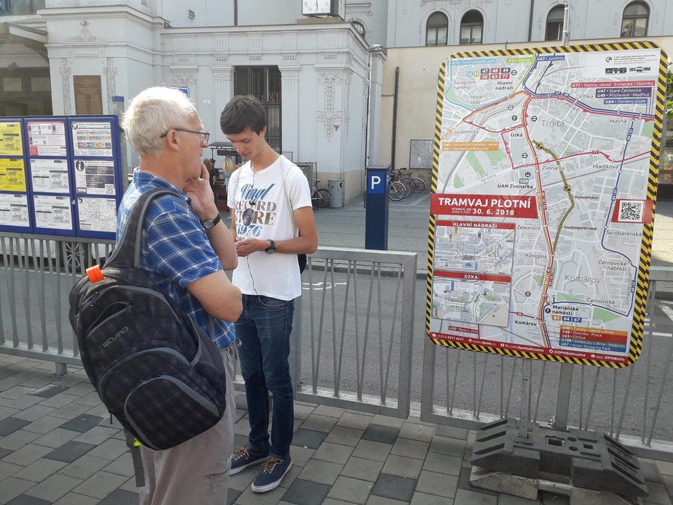 Cestující navádějí obří mapy v přestupních uzlech. Cizincům a turistům ale moc nepomohou.