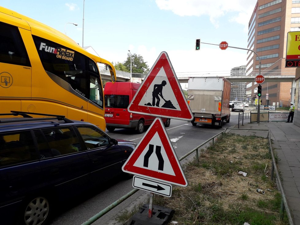 Místo památek čekají v létě na turisty v ulicích rozkopaného Brna všudypřítomné dopravní značky.