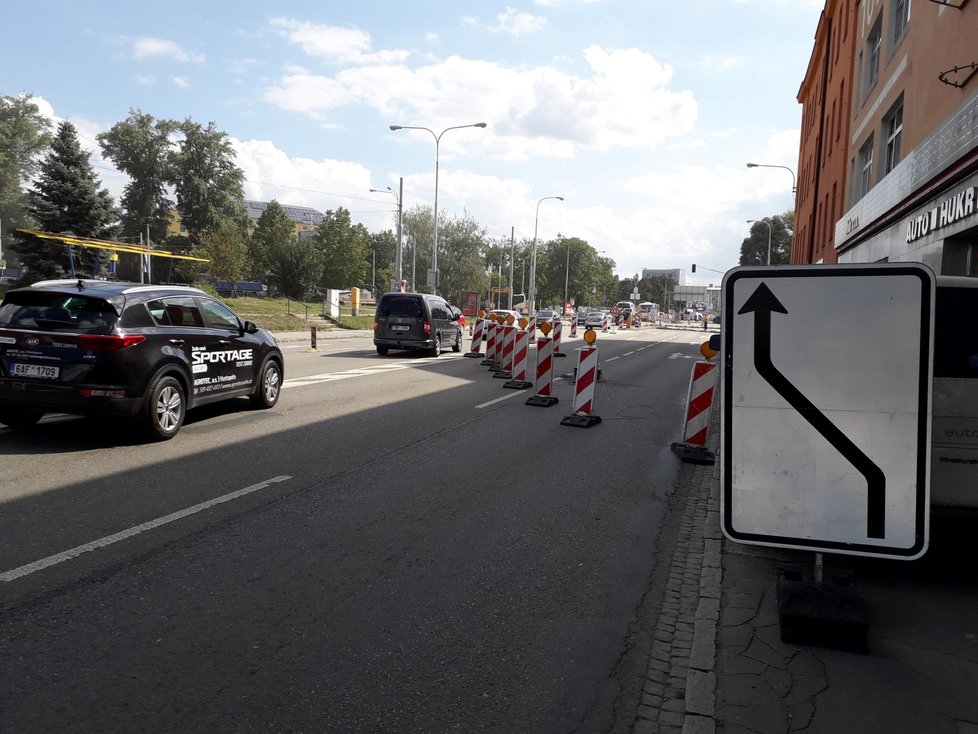 Místo památek čekají v létě na turisty v ulicích rozkopaného Brna všudypřítomné dopravní značky.