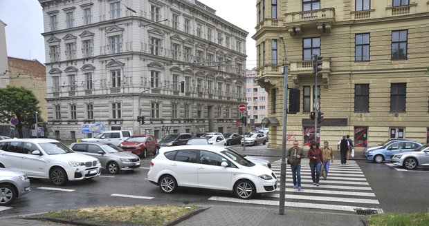 Dopravní zácpu na Kolišti řešila radnice tím, že úplně zrušila tento přechod pro chodce.