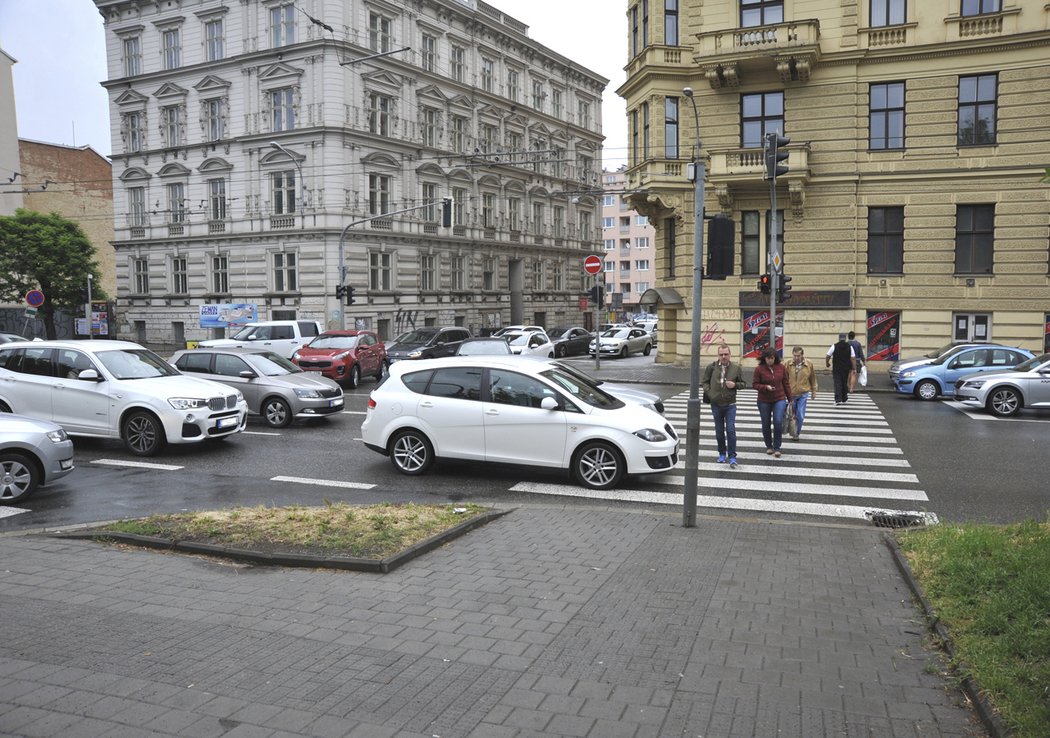 Dopravní zácpu na Kolišti řešila radnice tím, že úplně zrušila tento přechod pro chodce.