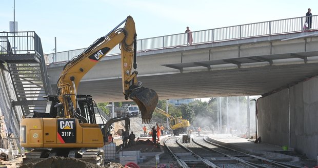 Výstavbou zastávek Osová pokračovala v polovině září stavba nové tramvajové tratě do bohunického kampusu.
