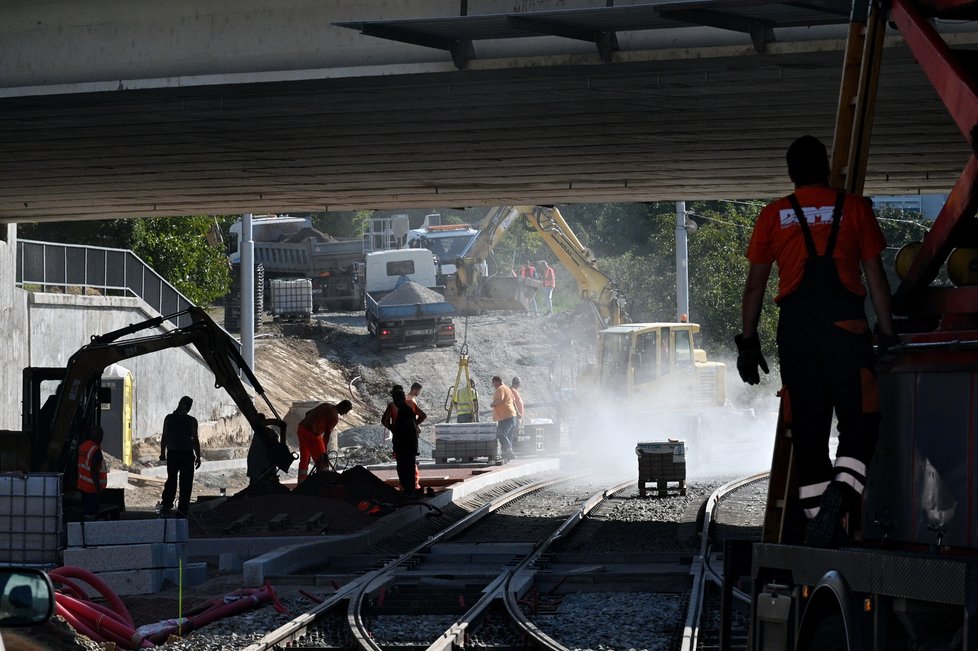 Výstavbou zastávek Osová pokračovala v polovině září stavba nové tramvajové tratě do bohunického kampusu.