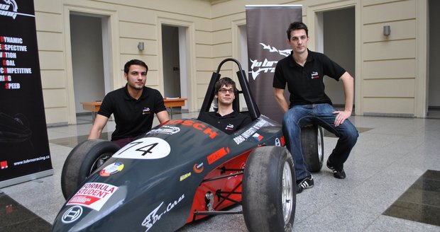 Studenti Filip Černý, Michal Janoušek a Jan Ševčík (zleva) projekt studentské formule na Vysokém učení technickém v Brně vedou. Formuli postavili ve svém volném čase.