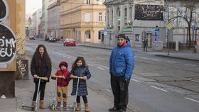 Odpolední procházka. Lidé se rádi zastavují a usmívají se do foťáku. „Paní, ale nebudete psát nic špatnýho o Cigánech, že ne?“