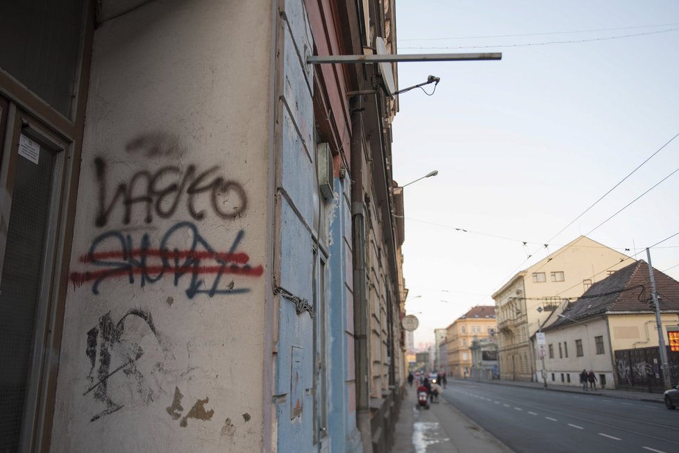 Snad na každém domě v Bronxu najdete nápis. Během let přibývají, nikdo neřeší jejich odstranění.