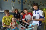 Motocykloví závodníci v dětské nemocnici na onkologiii s Darkem (5) a jeho maminkou. Darek se léčí s leukémií.